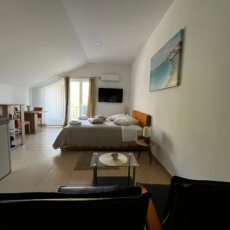 Lira Apartment *